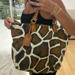 DOONEY & BOURKE VINTAGE GIRAFFE PRINT BAG.
